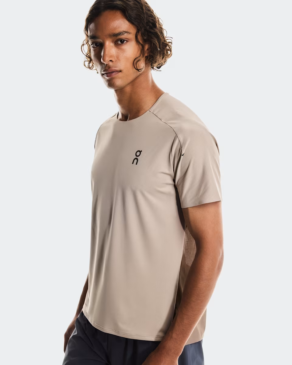 ON Herren Performance-T – Desert/Cinder – SS26